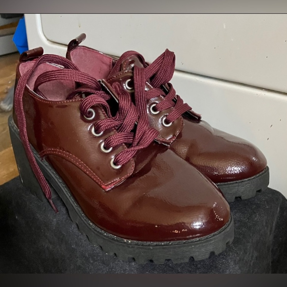 Women’s size 6 Dark red shoes with laces. Short heels and leather material.